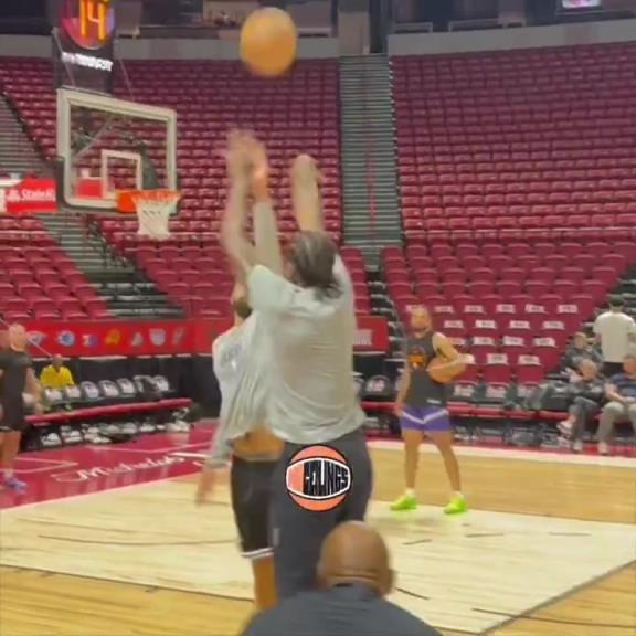 撤步三分提前自信回头杰伦-格林和太阳新队友已经切磋上了！