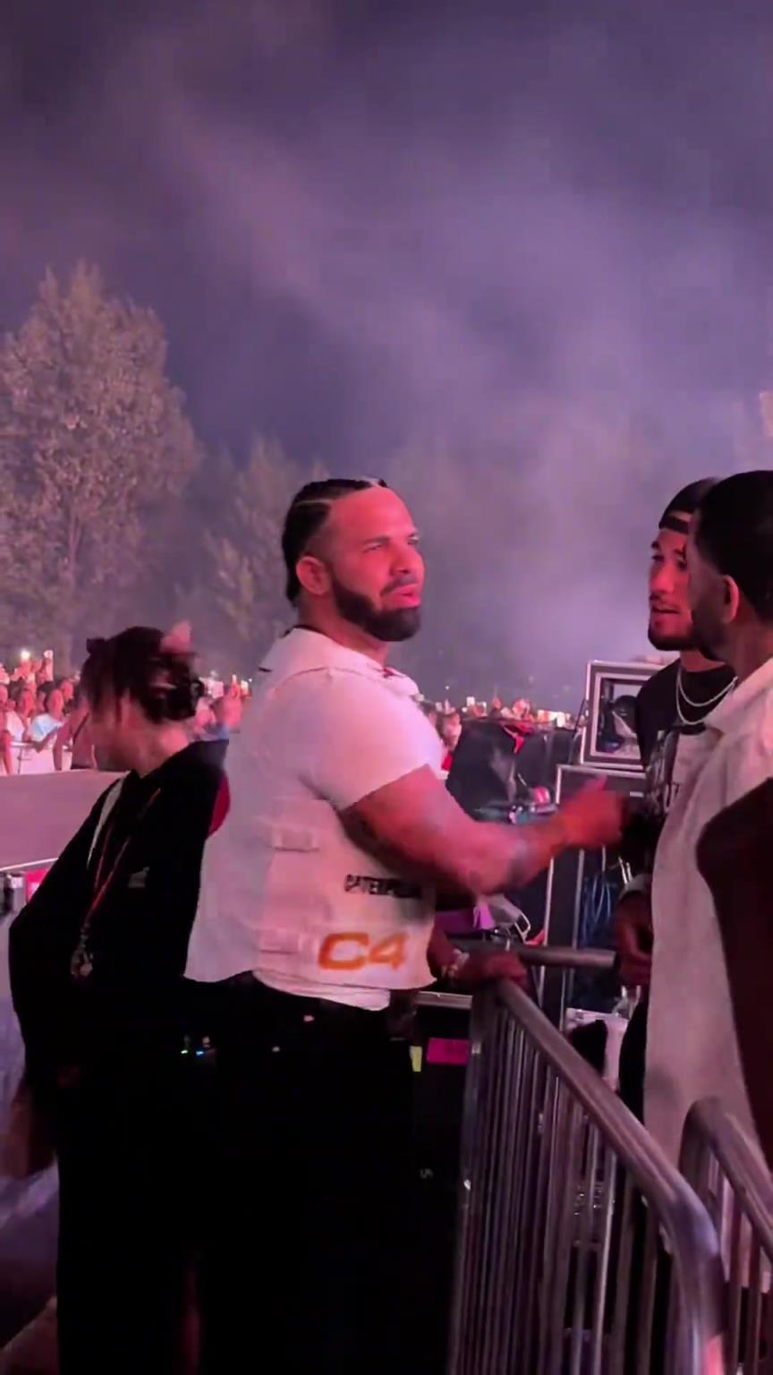 关系很好啊！说唱歌手“公鸭”Drake跳下台 与布克热情互动