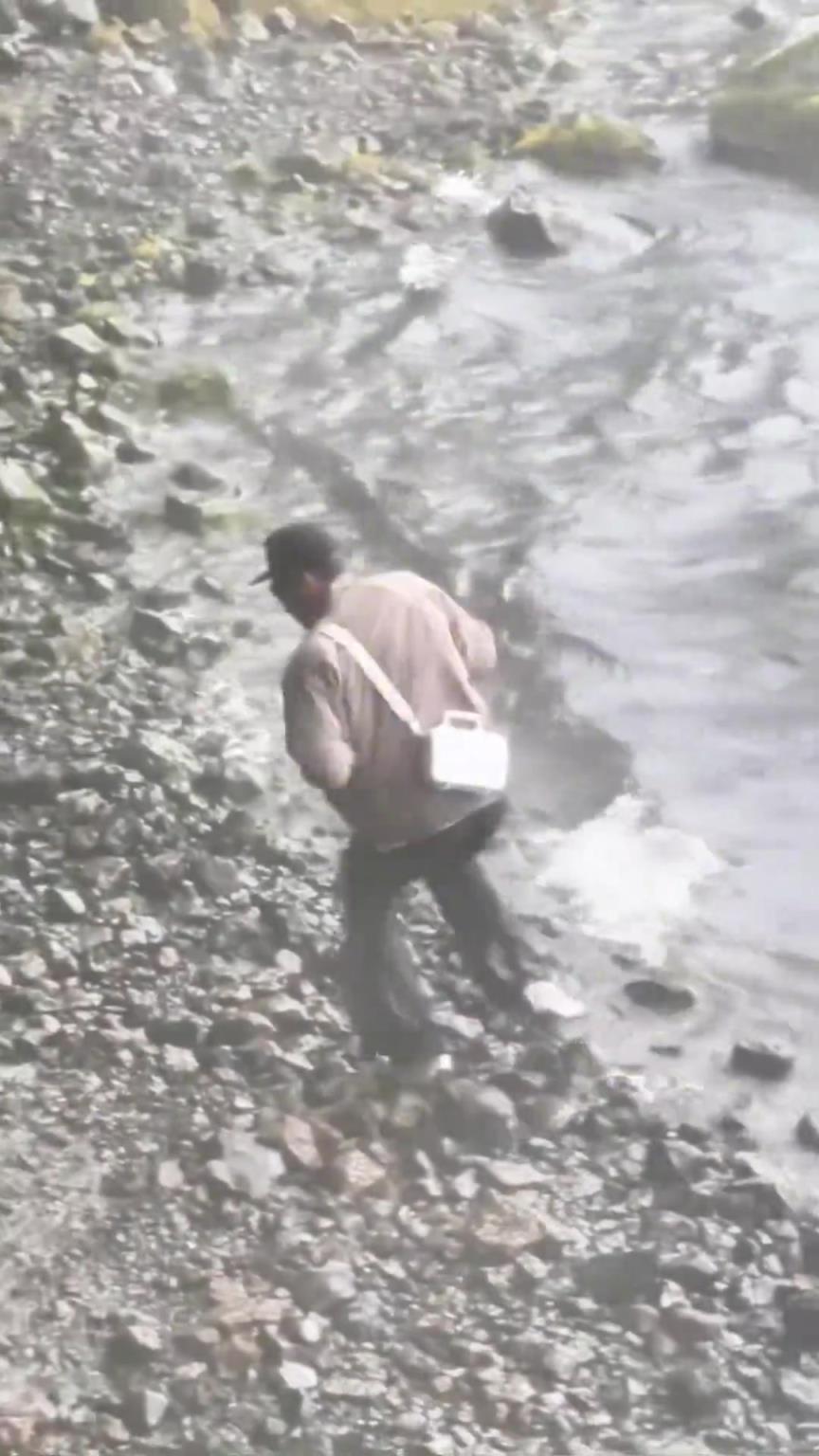 “正在享受着旅行的布克” ...