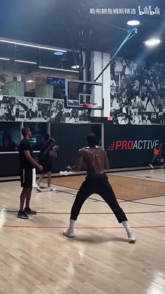 满身大汗！杰伦格林三分练得酣畅淋漓！