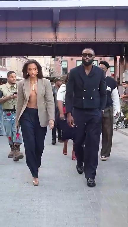 卧槽？！杰伦-布朗女友的着装这么大胆，竟然……