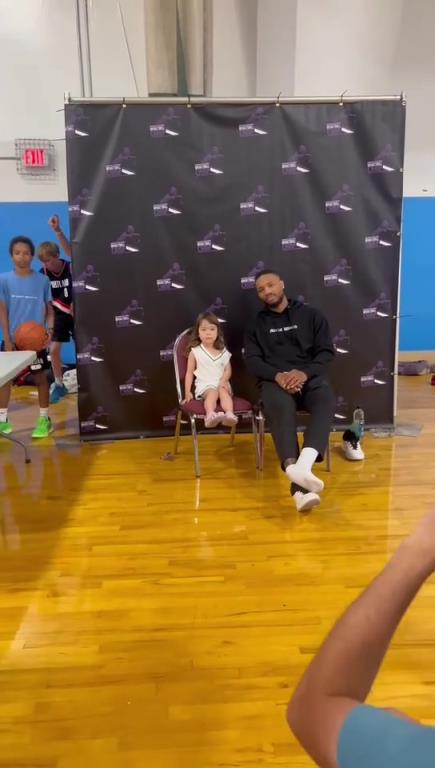 杨瀚森新队友利拉德和小球迷合影 这就是75大巨星的亲和力吗？