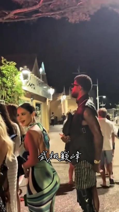 乔治与女友现身法国等待出席派对～