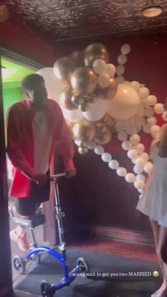 全程单膝下跪哈利伯顿向好了多年女友求婚