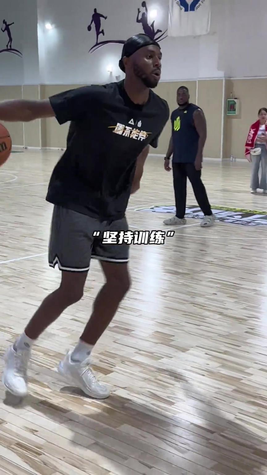 自律！维金斯中国行不忘训练