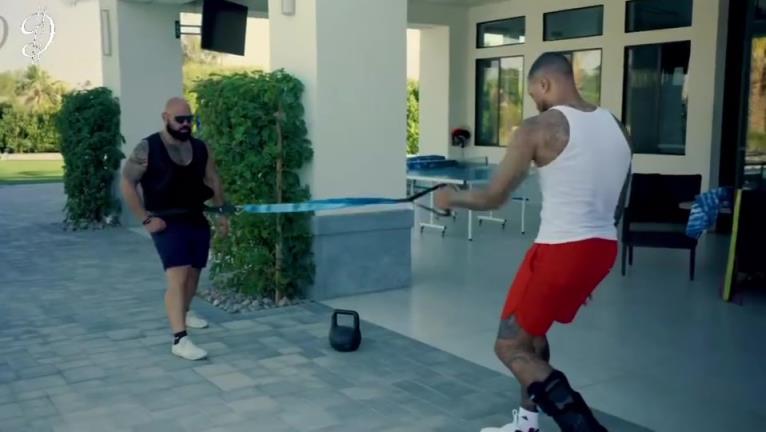 回归开拓者的利指导，一刻没闲着，积极进行恢复训练