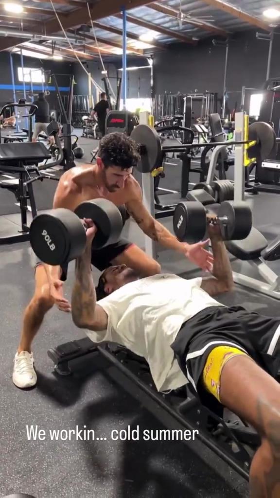杰伦-格林用90磅哑铃做哑铃卧推+疯狂大重量硬拉！训练师：整个夏天都在努力！
