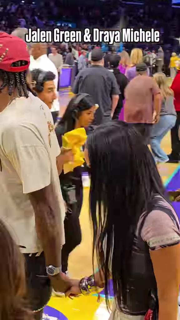 杰伦-格林带女友看比赛，当时没注意嫂子这穿搭挺别致