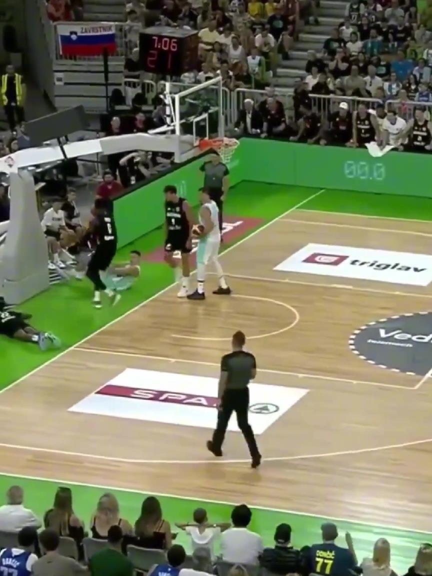 斯洛文尼亚与德国队热身赛东契奇与德国球员起冲突