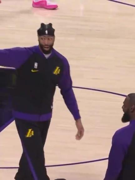 太逗！浓眉昔日模仿老詹“仙人指路”名场面，就是手抓不住球