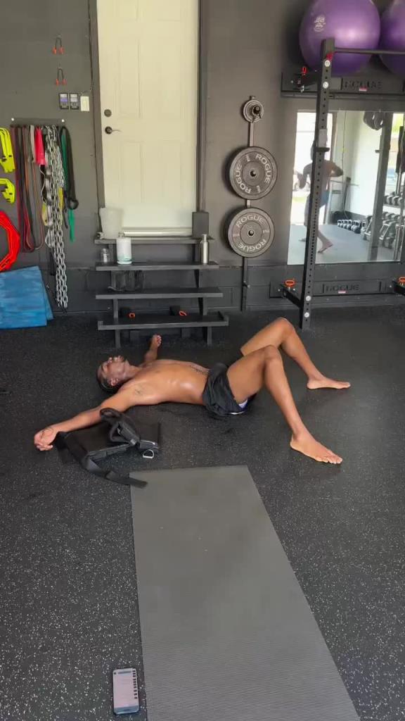 亚历山大练累了倒地休息 好友竟还在耍棍