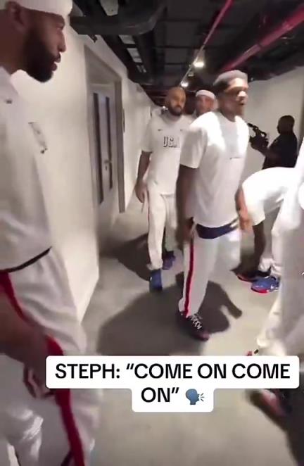 去年夏天，美国男篮出场时，浓眉在球员通道等候詹姆斯一起走