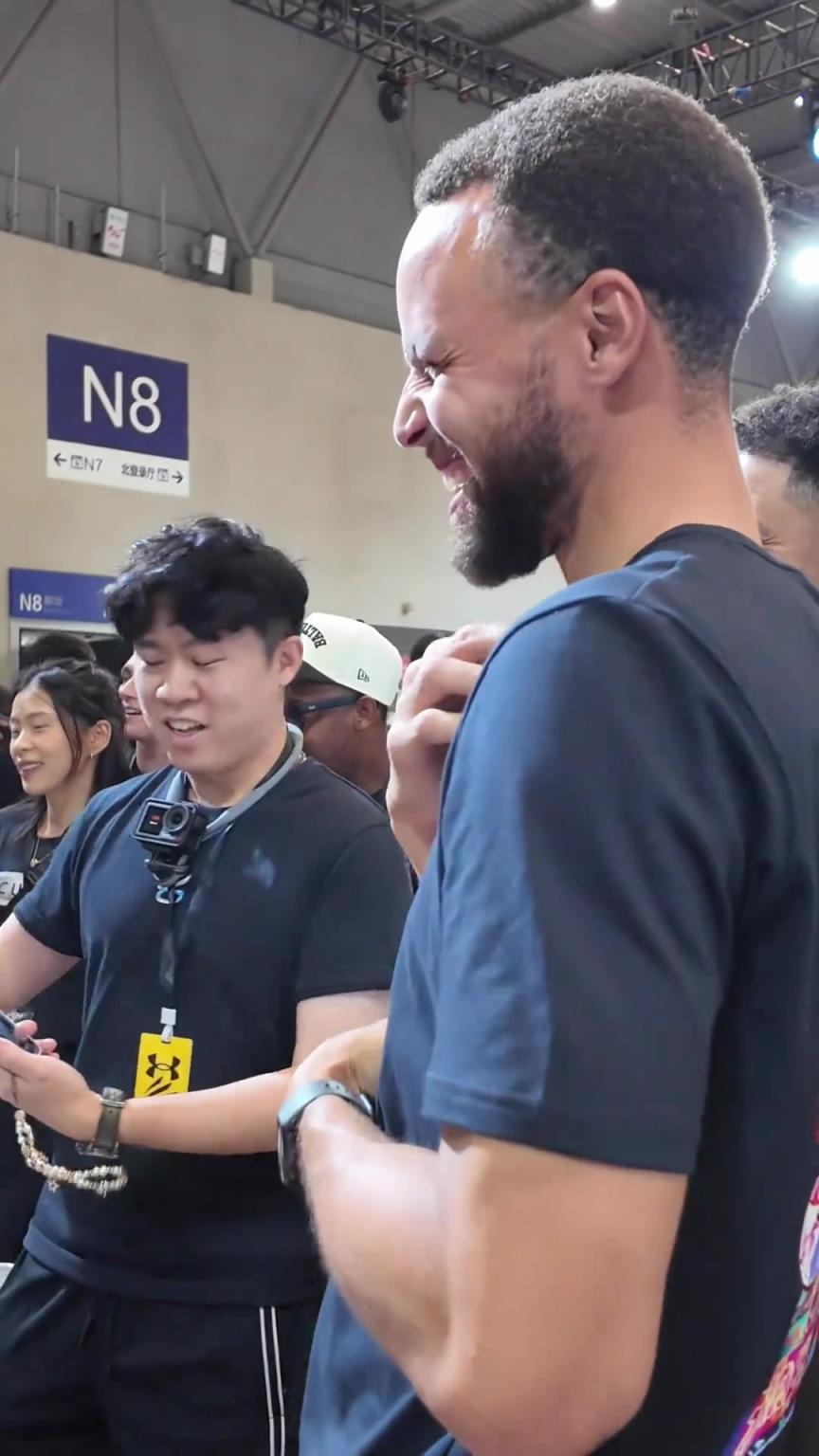 能让库里笑成这样 也很少见啊