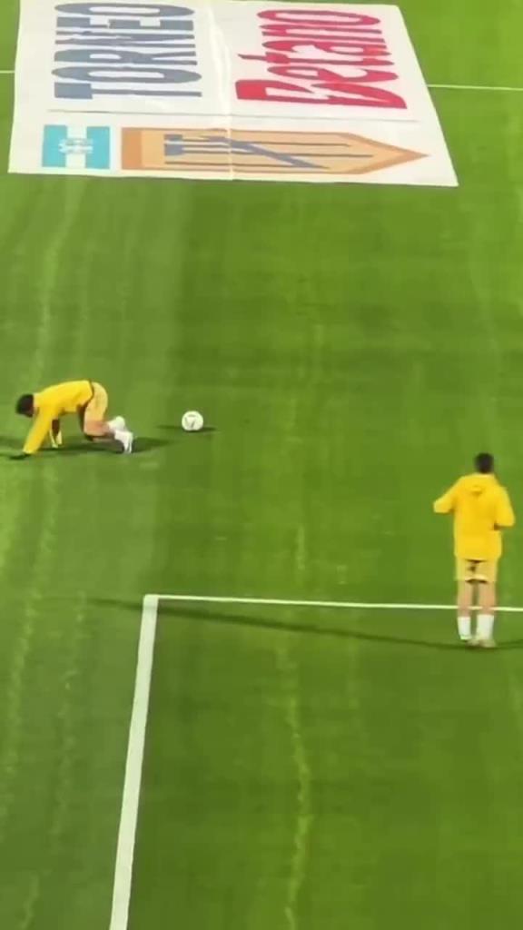 帅不过三秒！帕雷德斯秀漂亮停球后摔了个狗啃泥