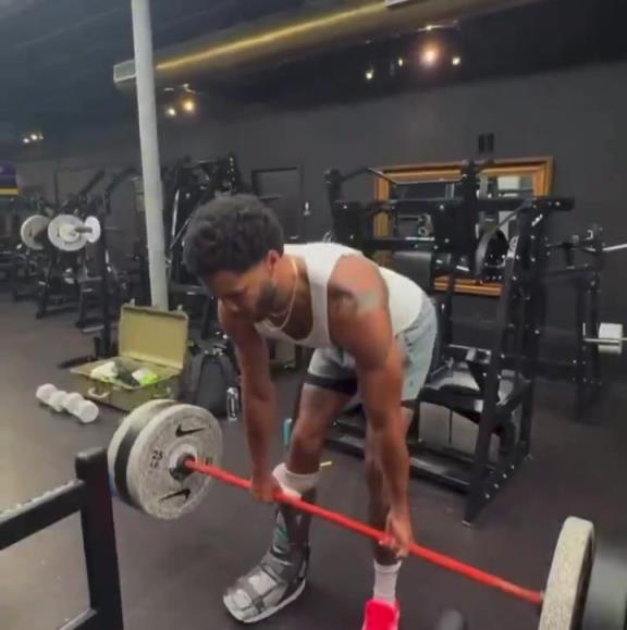 够拼的！塔图姆还未痊愈 穿着保护靴也要练上肢力量