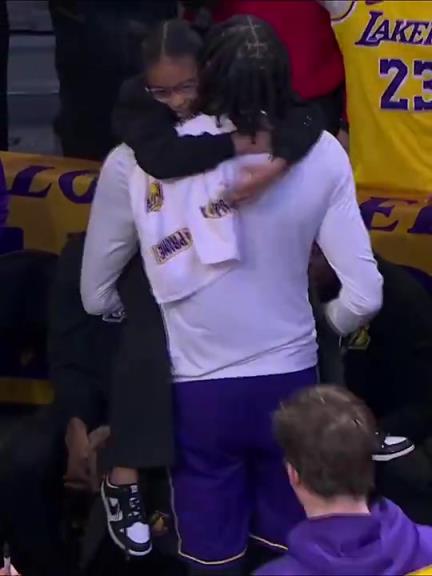 铁定亲生！浓眉此前一把抱起自己女儿！乍一看简直缩小版浓眉