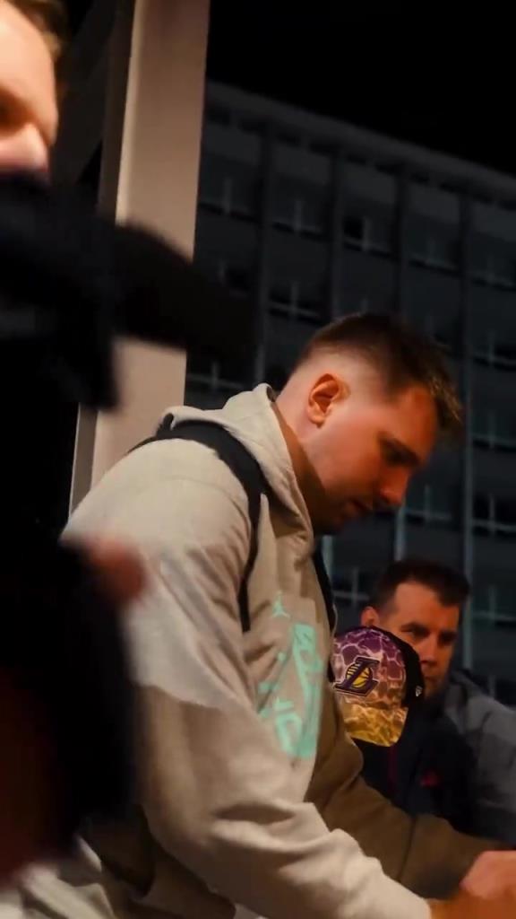 男篮欧锦赛东契奇带领斯洛文尼亚男篮抵达下榻酒店