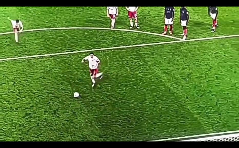 看爽了！莱万罚点球集锦：堪称无敌的点球套路？