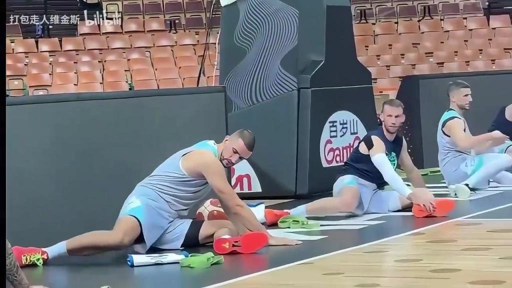 欢乐！东契奇欧锦赛训练合集：和队友做游戏＋慢动作三分！