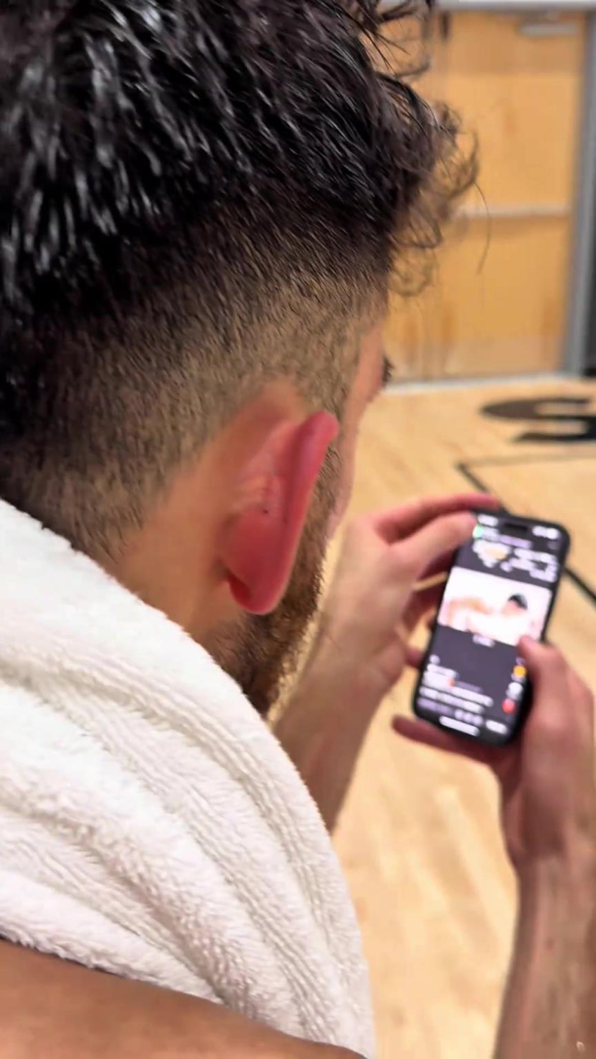 霍姆格伦：又偷拍我刷手机？