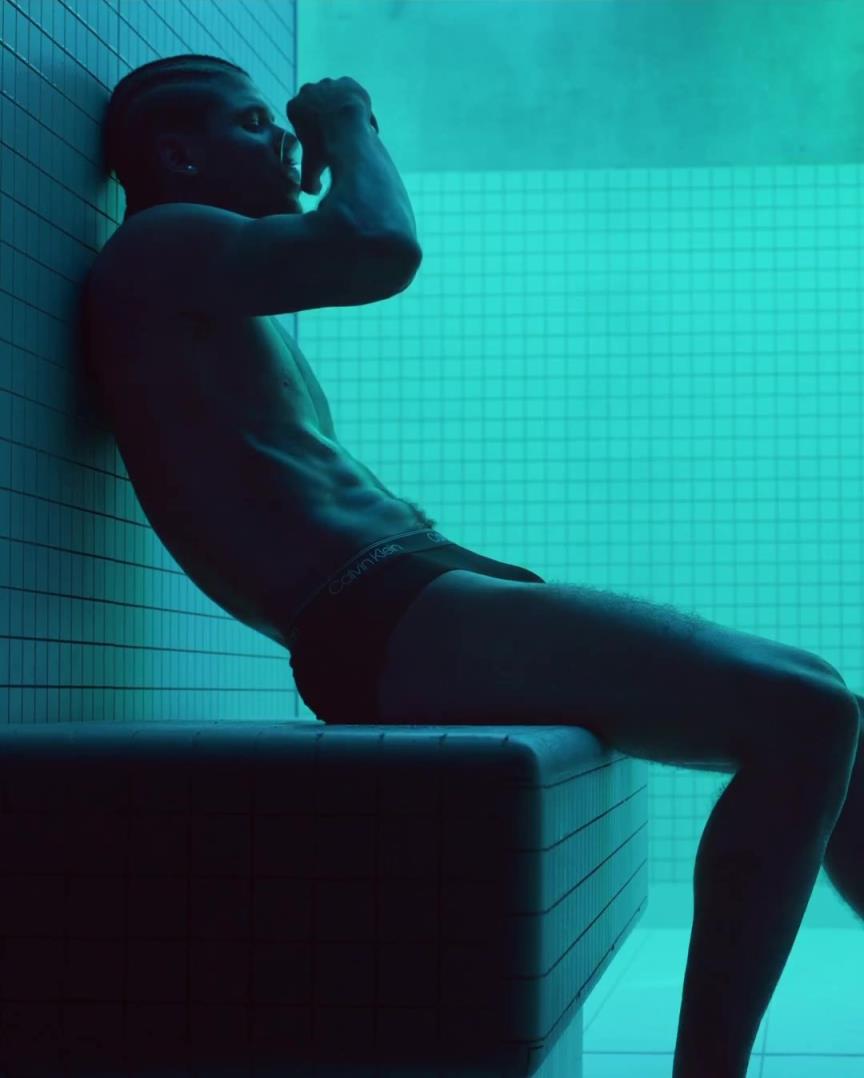 赤裸上身出镜！杰伦-格林为CK拍摄内衣写真，这身材如何？