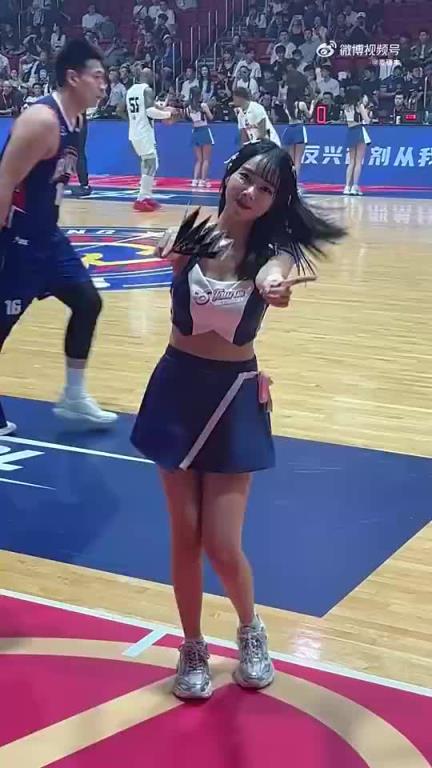 香港金牛的啦啦队相当懂事儿看到镜头对准自己，立刻给出回应