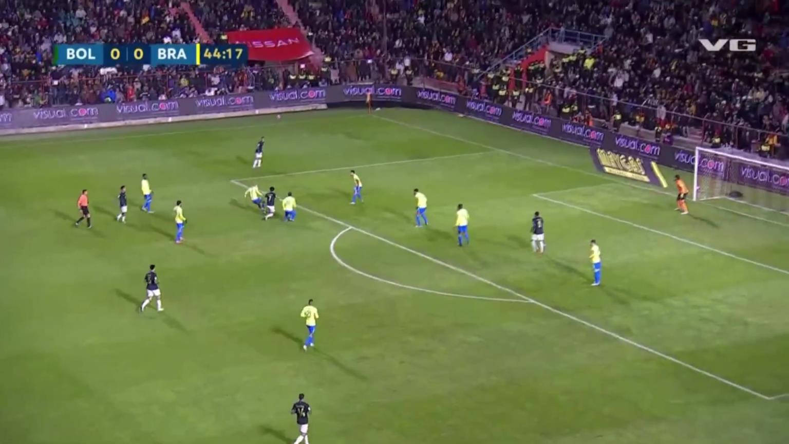 是点球吗❓️巴西队禁区内送点，玻利维亚球员点射破门1-0领先