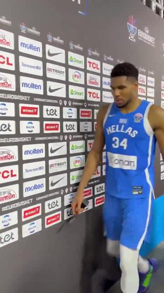 战斗还没结束！率队晋级四强后字母哥满脸严肃离开球场