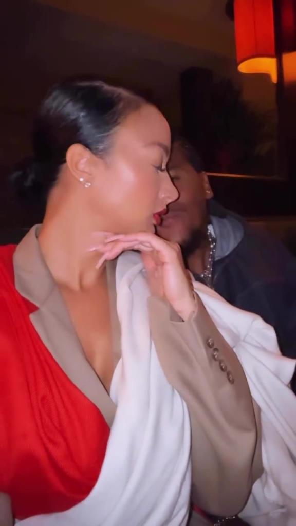 打架完就和好！40岁女友今日又晒出与杰伦-格林亲密接吻视频