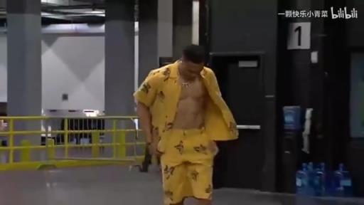 名场面！威少秀八块腹肌入场，巴克利演播厅立马做仰卧起坐！