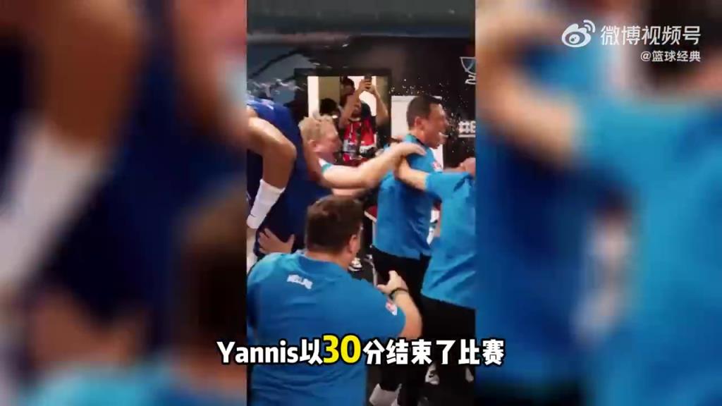 饱含热泪！字母哥第一次为希腊拿下奖牌，赛后更衣室激动落泪！