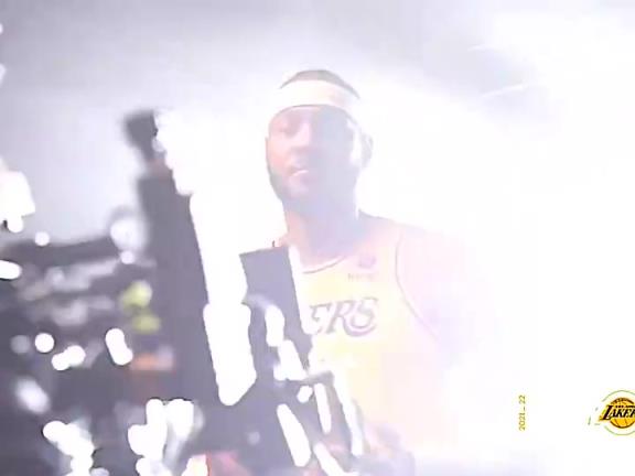 21-22赛季湖人媒体日星光熠熠，那年赛季初以为湖人冠军稳了